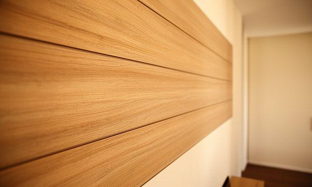 Holzoptik-Paneele mit feiner Maserung in einem hochwertigen Innenraum